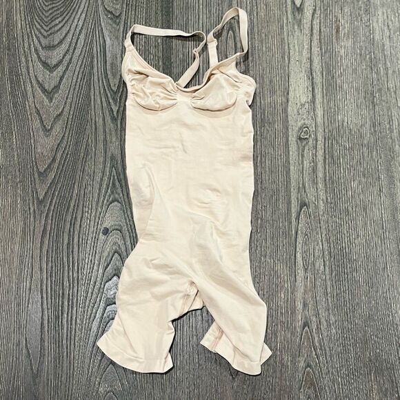 NWOT Skims Sculpting Bodysuit Mid-Thigh Seamless Shapewear Bodycon Cream Size S - Picture 1 of 3